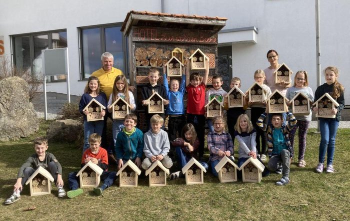 Klimaschulen bauen Insektenhotels